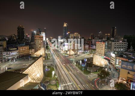 Surplombant une intersection animée du boulevard Formosa, la longue exposition capture la vie vibrante et la circulation d'une ville moderne la nuit Banque D'Images