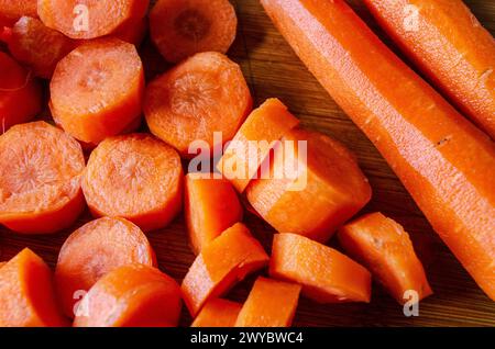 Carottes biologiques hachées sur une planche à découper en bois Banque D'Images