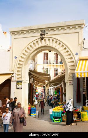 Tanger, Maroc. 16 octobre 2022 - porte Bab Rahbat, accès à la Médina, devant le jardin à côté du Grand Socco Banque D'Images