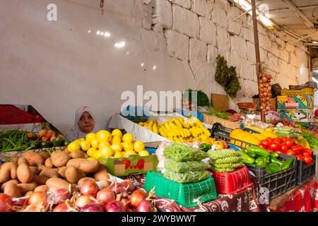 Tanger, Maroc. 16 octobre 2022 - Stall de nourriture dans le marché central de la médina Banque D'Images