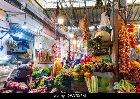 Tanger, Maroc. 16 octobre 2022 - quelques stands de nourriture dans le marché central de la médina Banque D'Images