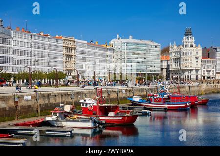 Avenida de la Marina et port, A Coruña, Galice, Espagne. Banque D'Images