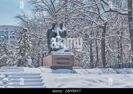 Almaty, Kazakhstan - 15 mars 2024 : Monument aux soldats kazakhs qui sont morts pendant la guerre civile en Afghanistan dans le cadre du contingent limité de Forc soviétique Banque D'Images