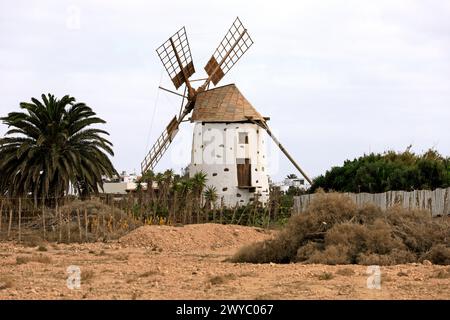 Moulin à vent pittoresque blanchi à la chaux désaffecté à El Roque, près d'El Cotillo, Fuerteventura. Prise en février 2024 Banque D'Images