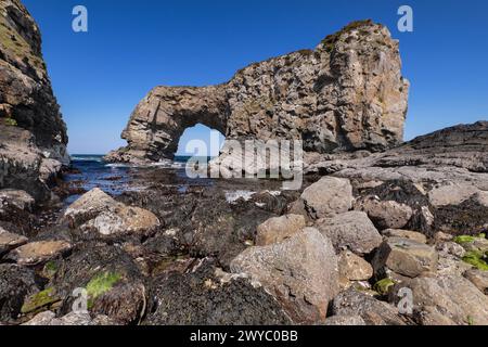 République d'Irlande, comté de Donegal, péninsule de Fanad, Grande arche de Pollet qui est la plus grande arche de mer sur l'île d'Irlande s'élevant à un imposant 150 pieds. Banque D'Images