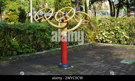 Équipement sportif public dans le parc Singha à Malang qui peut être utilisé par la communauté pour entraîner leurs muscles de la main en tournant les roues Banque D'Images