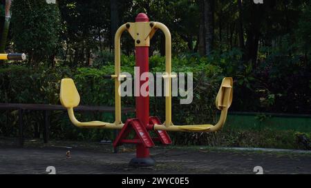 Équipement sportif public dans le parc Singha Malang qui est utilisé pour entraîner les muscles des jambes en soulevant des poids de notre propre poids corporel Banque D'Images