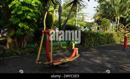 Équipement sportif public dans le parc Singha Malang qui est utilisé pour entraîner les muscles des jambes en soulevant des poids de notre propre poids corporel Banque D'Images