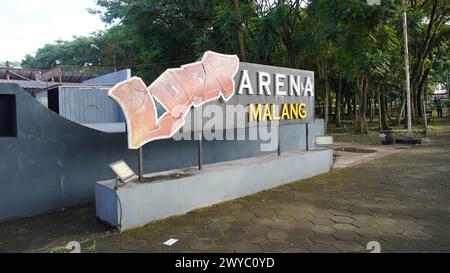 Loop Arena Malang signe dans Singha Park que les gens utilisent pour jouer au skateboard et au basket-ball Banque D'Images