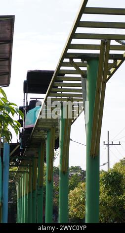 Les promenades en Sky bike à Taman Singha Malang ne fonctionnent plus depuis longtemps et sont bloquées. Le train et les rails semblent également rouillés Banque D'Images