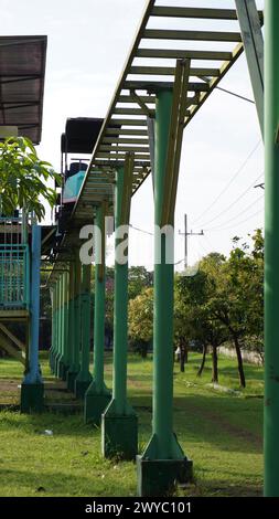 Les promenades en Sky bike à Taman Singha Malang ne fonctionnent plus depuis longtemps et sont bloquées. Le train et les rails semblent également rouillés Banque D'Images