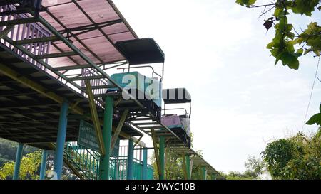 Les promenades en Sky bike à Taman Singha Malang ne fonctionnent plus depuis longtemps et sont bloquées. Le train et les rails semblent également rouillés Banque D'Images