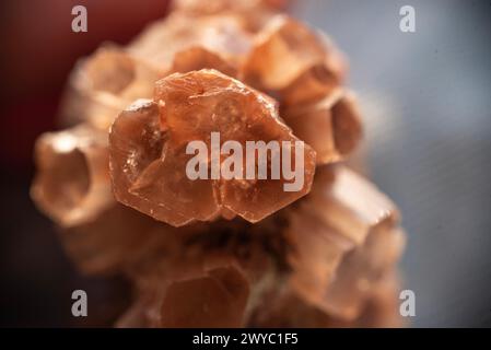 Cristal d'aragonite orange. Gros plan brut brut brut semi-précieux non poli Banque D'Images