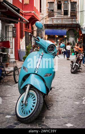 Une moto singulière, très semblable à la célèbre Vespa italienne, garée dans une ruelle du pittoresque quartier de Balat à Istanbul Banque D'Images