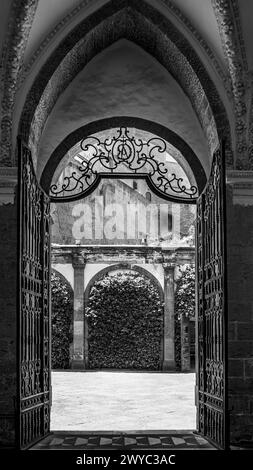 L'entrée de l'église Certosa di San Martino à Naples photographiée de l'intérieur Banque D'Images