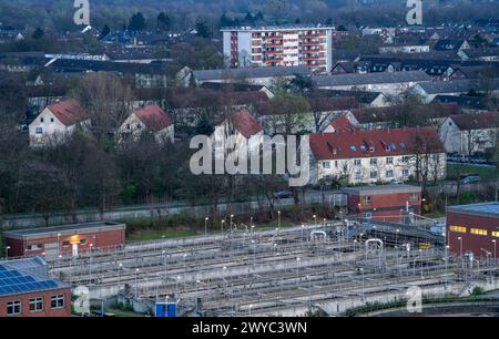 Station d'épuration de Duisburg-Huckingen, bâtiments résidentiels dans le district de Huckingen, NRW, Allemagne, Banque D'Images