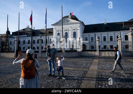 Bratislava, Slovaquie. 05th Apr, 2024. Samedi, les électeurs slovaques décideront si le nouveau président du pays sera le diplomate de carrière Ivan Korcok ou Peter Pellegrini, président du parlement et chef du parti au pouvoir voix-démocratie sociale (Hlas-SD). Les gens prennent des photos devant le siège du Président de la République slovaque le palais Grassalkovich à Bratislava, Slovaquie, le 5 avril 2024. Crédit : Ondrej Deml/CTK photo/Alamy Live News Banque D'Images