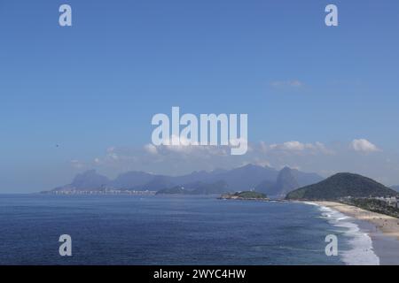 Rio de Janeiro vu d'un point de vue sur la plage Camboinhas avec le pain de sucre sur le côté droit et Pedra da Gavea sur la gauche Banque D'Images