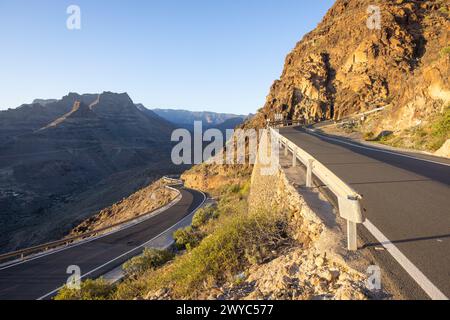 Route de montagne raide et sinueuse GC60 entre Maspalomas et Fataga sur l'île Grand Canary, îles Canaries, Espagne. Banque D'Images