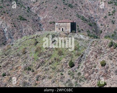 Ancienne maison fortifiée albanaise traditionnelle à Mirdite, au nord de l'Albanie. Banque D'Images