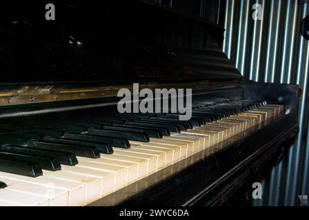 Piano vintage avec touches apparentes Banque D'Images