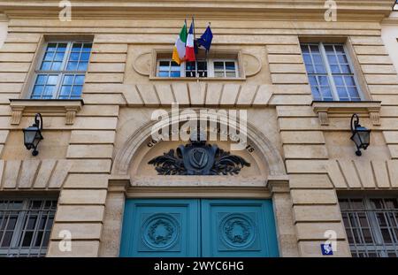 La façade du Collège irlandais à Paris. Il est situé dans le 5ème arrondissement latin de Paris et a été fondé à la fin du 16ème siècle. Banque D'Images