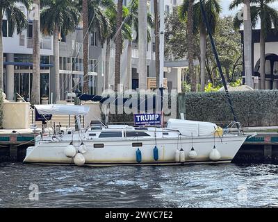 Pieds Lauderdale, FL / USA - 24 novembre 2023 : un voilier amarré dans la voie navigable intercôtière affiche un signe Trump pour 2024 président. Banque D'Images