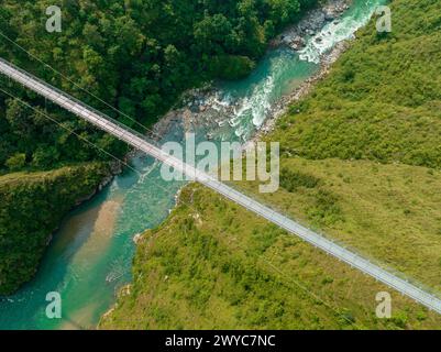 Vue aérienne d'un pont suspendu tibétain au Népal est un type primitif de pont. Nature sauvage Banque D'Images