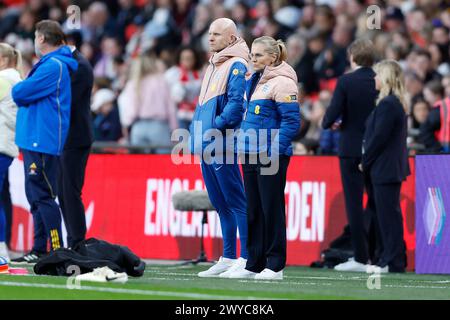 L'entraîneuse de l'Angleterre Sarina Wiegman (au centre à droite) regarde l'échauffement avant le match de qualification de la Ligue A De l'UEFA Women's Euro 2025, Groupe A3, au stade de Wembley, à Londres. Date de la photo : vendredi 5 avril 2024. Banque D'Images