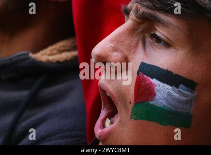 5 avril 2024, Srinagar, Inde : un manifestant est vu avec le drapeau palestinien peint sur son visage alors qu'il participait à une manifestation annuelle pour marquer la Journée de Qods, ou Journée de Jérusalem, en soutien aux Palestiniens. Le 5 avril 2024 à Srinagar, Inde. (Crédit image : © Firdous Nazir/eyepix via ZUMA Press Wire) USAGE ÉDITORIAL SEULEMENT! Non destiné à UN USAGE commercial ! Crédit : ZUMA Press, Inc/Alamy Live News Banque D'Images