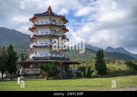 Une majestueuse pagode se dresse contre une montagne luxuriante Banque D'Images