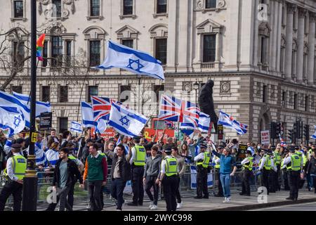 Londres, Angleterre, Royaume-Uni. 5 avril 2024. Manifestants pro-israéliens. Manifestants pro-palestiniens et contre-manifestants pro-israéliens se sont affrontés sur la place du Parlement, alors que les manifestants pro-palestiniens organisaient leur marche annuelle de la Journée Al Qods en solidarité avec la Palestine. (Crédit image : © Vuk Valcic/ZUMA Press Wire) USAGE ÉDITORIAL SEULEMENT! Non destiné à UN USAGE commercial ! Banque D'Images