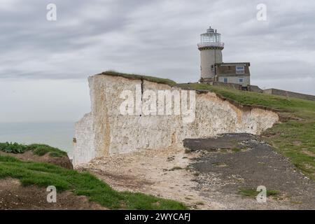 Les falaises de craie se sont effondrées à nouveau en raison de l'érosion côtière à Beachy Head, East Sussex, Royaume-Uni. Le phare devra peut-être être déplacé à nouveau pour éviter de tomber ov Banque D'Images