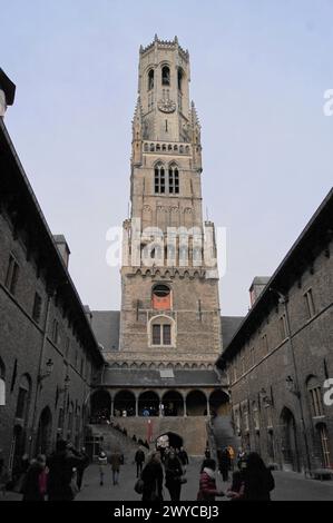 Le beffroi de Bruges est un clocher médiéval situé dans le centre de Bruges, en Belgique Banque D'Images