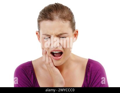 Dentaire, bouche ou femme avec mal de dents en studio frustré par la gencive, le problème ou les dents sensibles sur fond blanc. Mauvaise haleine, visage ou femelle en colère Banque D'Images