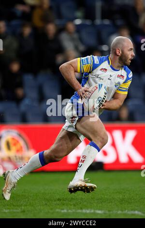 Matt Frawley de Leeds Rhino sur le ballon lors du match de Betfred Super League à l'AMT Headingley Rugby Stadium, Leeds. Date de la photo : vendredi 5 avril 2024. Banque D'Images