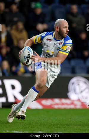 Matt Frawley de Leeds Rhino sur le ballon lors du match de Betfred Super League à l'AMT Headingley Rugby Stadium, Leeds. Date de la photo : vendredi 5 avril 2024. Banque D'Images