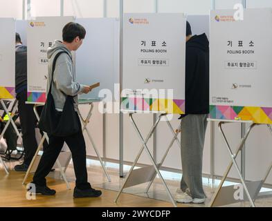 Incheon, Corée du Sud. 05th Apr, 2024. Un voyageur sud-coréen vote à un bureau de vote dans le hall des départs de l'aéroport international d'Incheon en Corée du Sud. Les Sud-Coréens ont vu voter le premier jour de l'élection au bureau de vote dans le hall des départs de l'aéroport international d'Incheon. Crédit : SOPA images Limited/Alamy Live News Banque D'Images