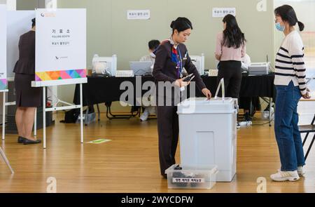 Incheon, Corée du Sud. 05th Apr, 2024. Le personnel d'une compagnie aérienne vote dans un bureau de vote dans le hall des départs de l'aéroport international d'Incheon en Corée du Sud. Les Sud-Coréens ont vu voter le premier jour de l'élection au bureau de vote dans le hall des départs de l'aéroport international d'Incheon. Crédit : SOPA images Limited/Alamy Live News Banque D'Images