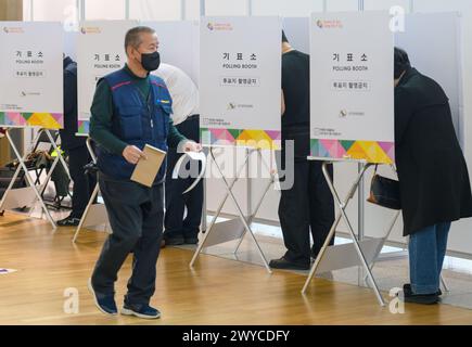 Incheon, Corée du Sud. 05th Apr, 2024. Un voyageur sud-coréen vote à un bureau de vote dans le hall des départs de l'aéroport international d'Incheon en Corée du Sud. Les Sud-Coréens ont vu voter le premier jour de l'élection au bureau de vote dans le hall des départs de l'aéroport international d'Incheon. Crédit : SOPA images Limited/Alamy Live News Banque D'Images