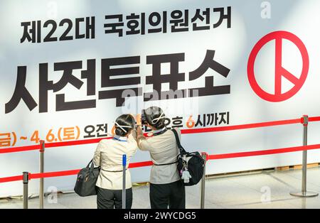 Incheon, Corée du Sud. 05th Apr, 2024. Le personnel des compagnies aériennes prend des photos dans un bureau de vote dans le hall des départs de l'aéroport international d'Incheon en Corée du Sud. Les Sud-Coréens ont vu voter le premier jour de l'élection au bureau de vote dans le hall des départs de l'aéroport international d'Incheon. Crédit : SOPA images Limited/Alamy Live News Banque D'Images