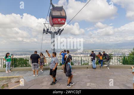 Salta, Argentine - 24 janvier 2024 : touristes appréciant la vue depuis le Cerro San Bernardo à Salta. Banque D'Images