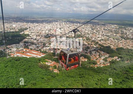 Salta, Argentine - 24 janvier 2024 : touristes remontant la colline de San Bernardo en téléphérique. Banque D'Images