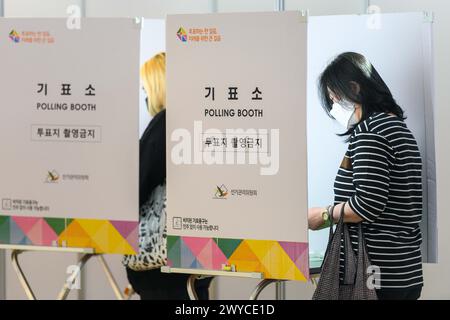 Incheon, Corée du Sud. 05th Apr, 2024. Les voyageurs sud-coréens votent dans un bureau de vote dans le hall des départs de l'aéroport international d'Incheon en Corée du Sud. Les Sud-Coréens ont vu voter le premier jour de l'élection au bureau de vote dans le hall des départs de l'aéroport international d'Incheon. (Photo de Kim Jae-Hwan/SOPA images/Sipa USA) crédit : Sipa USA/Alamy Live News Banque D'Images