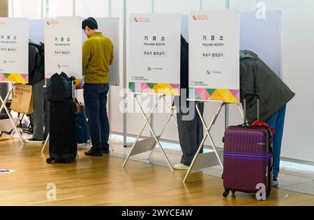 Incheon, Corée du Sud. 05th Apr, 2024. Les voyageurs sud-coréens votent dans un bureau de vote dans le hall des départs de l'aéroport international d'Incheon en Corée du Sud. Les Sud-Coréens ont vu voter le premier jour de l'élection au bureau de vote dans le hall des départs de l'aéroport international d'Incheon. (Photo de Kim Jae-Hwan/SOPA images/Sipa USA) crédit : Sipa USA/Alamy Live News Banque D'Images