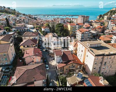 Agropoli : vue aérienne majestueuse d'un joyau côtier dans le sud de l'Italie, offrant des paysages spectaculaires et un riche patrimoine culturel. Banque D'Images