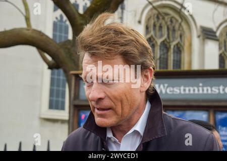 Londres, Royaume-Uni. 5 avril 2024. Richard TICE, leader de Reform UK, rejoint les manifestants pro-israéliens. Manifestants pro-palestiniens et contre-manifestants pro-israéliens se sont affrontés sur la place du Parlement, alors que les manifestants pro-palestiniens organisaient leur marche annuelle de la Journée Al Qods en solidarité avec la Palestine. Crédit : Vuk Valcic/Alamy Live News Banque D'Images