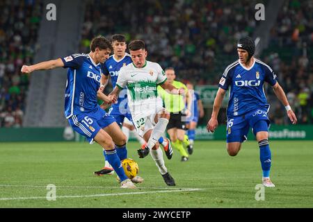 ELCHE, ESPAGNE - 5 AVRIL : Nico Fernandez arrière gauche de l'Elche CF concourt pour le ballon avec OiER Luengo arrière central du Real Oviedo lors du match LaLiga Hypermotion entre l'Elche CF et le Real Oviedo au stade Manuel Martinez Valero, le 5 avril 2024 à Elche, Espagne. (Photo de Francisco Macia/photos Players images) Banque D'Images