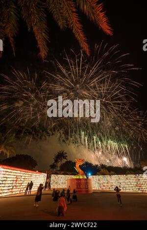 Spectaculaire feu d'artifice au-dessus d'une mer de lanternes éclairées avec une foule de spectateurs Banque D'Images