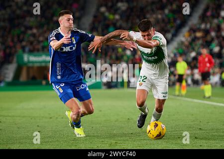 ELCHE, ESPAGNE - 5 AVRIL : Francisco Mascarenha Centre-attaquant du Real Oviedo concourt pour le ballon avec Nico Fernandez arrière gauche d'Elche CF lors du match LaLiga Hypermotion entre Elche CF et Real Oviedo au stade Manuel Martinez Valero, le 5 avril 2024 à Elche, Espagne. (Photo de Francisco Macia/photos Players images) Banque D'Images